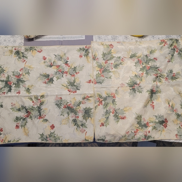 Ivory Holly Tablecloth + 6 napkins - Picture 5 of 6